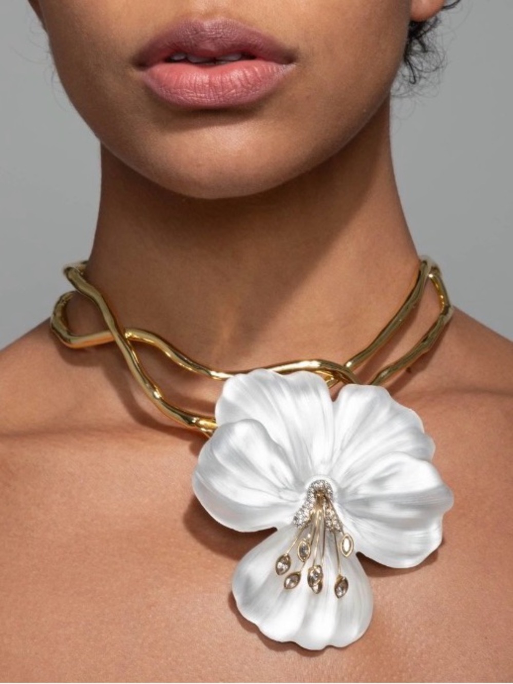 NWT  ⚜️🤍⚜️ PIPER K Pansy Lucite Vine Collar